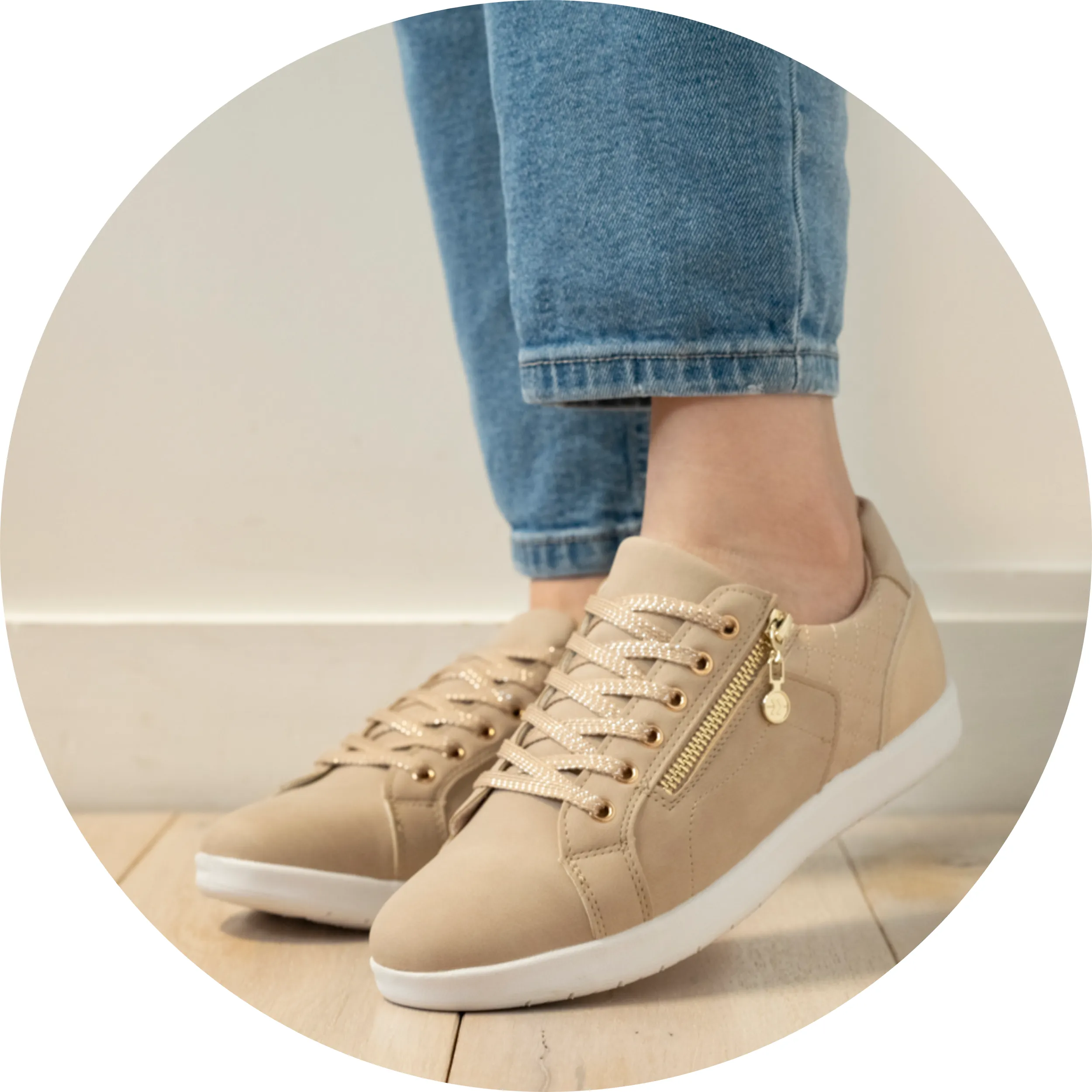 Low-top women's sneakers COMFORT PLUS with zip closure in beige.