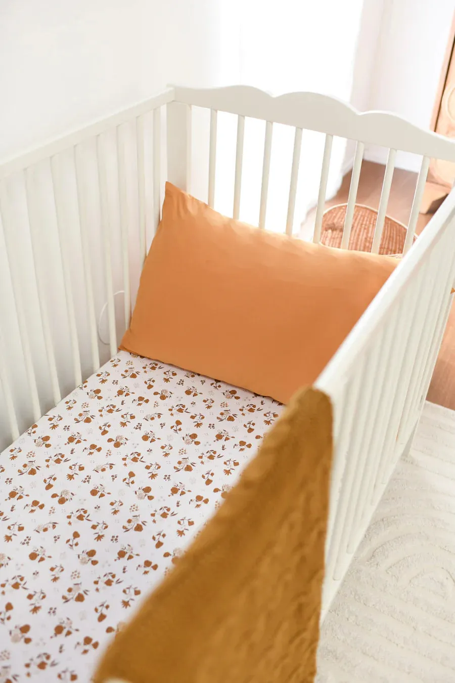 Luna Treasures bamboo cot sheet - desert daisy